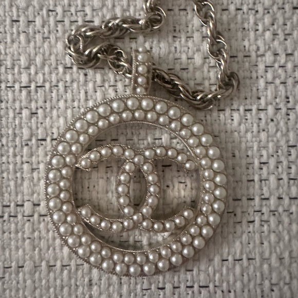 Auth Chanel CC Logo Round Pearl Pendant Necklace Light Gold Hardware - Picture 5 of 10